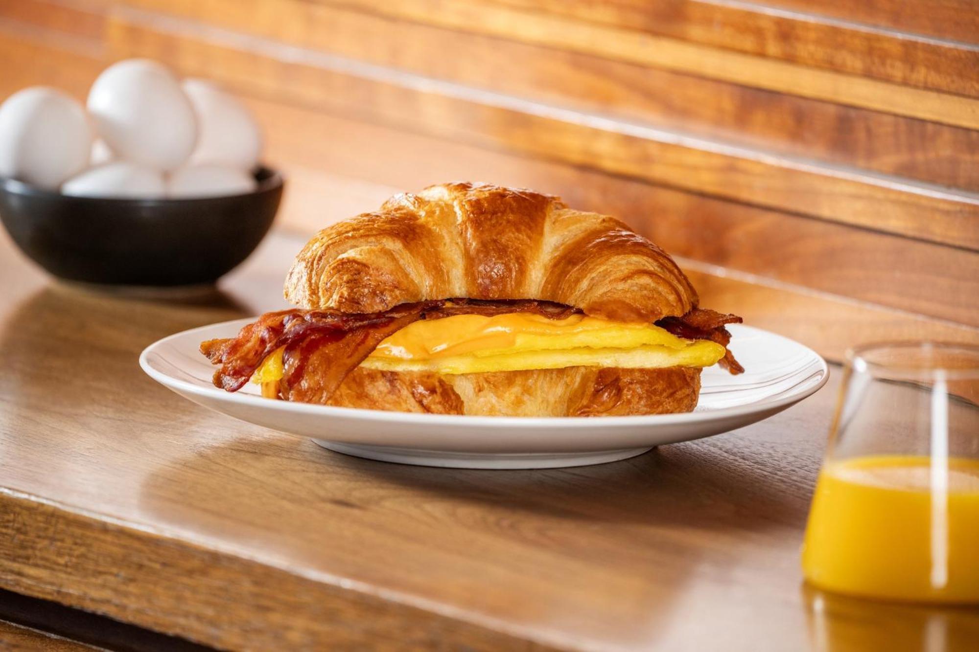 فندق بيلاجيو لاس فيغاس المظهر الخارجي الصورة Egg and bacon croissant
