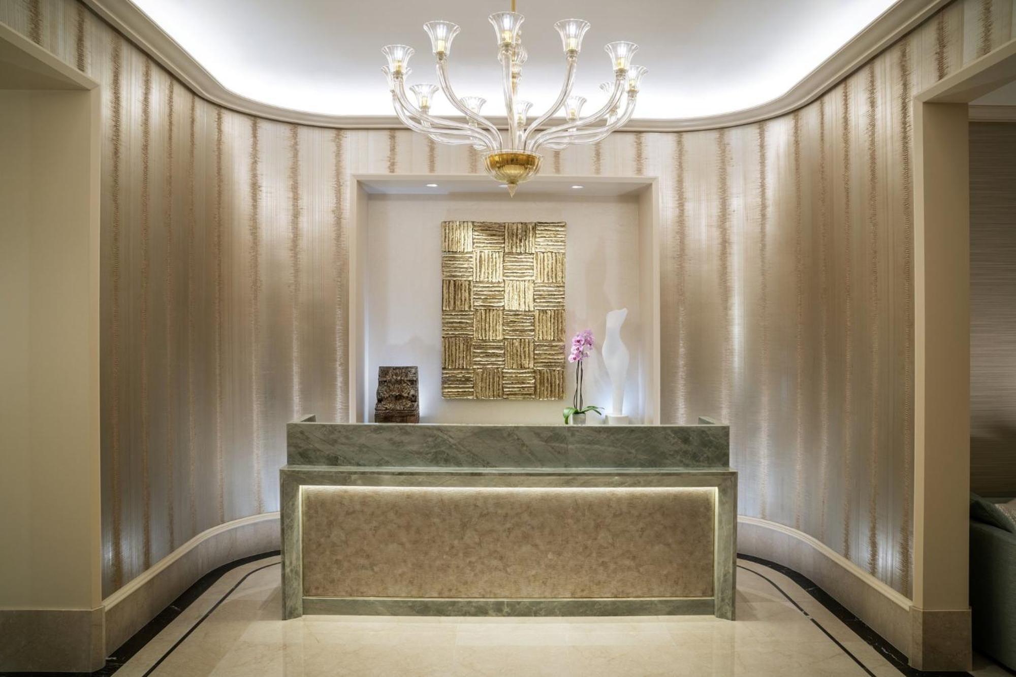 فندق بيلاجيو لاس فيغاس المظهر الخارجي الصورة The reception desk at the Mandarin Oriental, London